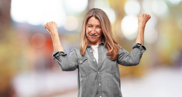 Foto mujer hermosa mayor que expresa un concep