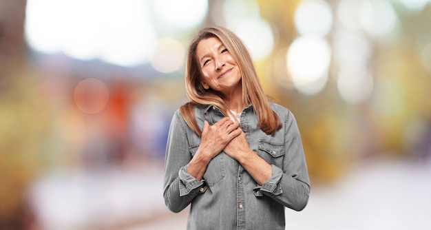 Foto mujer hermosa mayor que expresa un concep