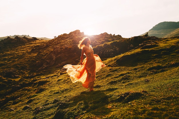 Foto mujer hermosa modelo en vestido de moda en la naturaleza arte viajes estilo bohemio libertad vida