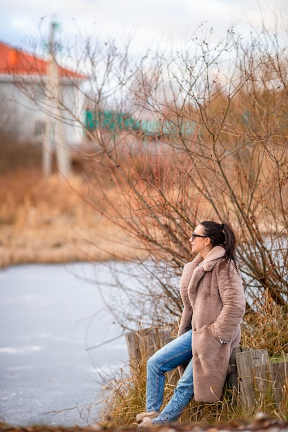 mujer hermosa en otoño parque bajo follaje caído