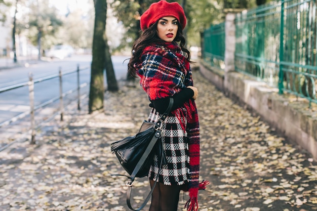 Una mujer hermosa en otoño.