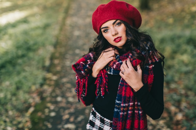 Una mujer hermosa en otoño.