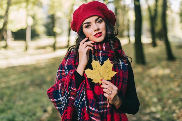 Una mujer hermosa en otoño.