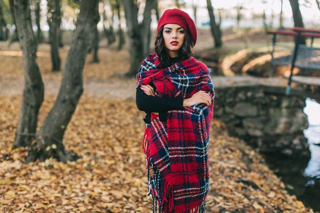 Una mujer hermosa en otoño.