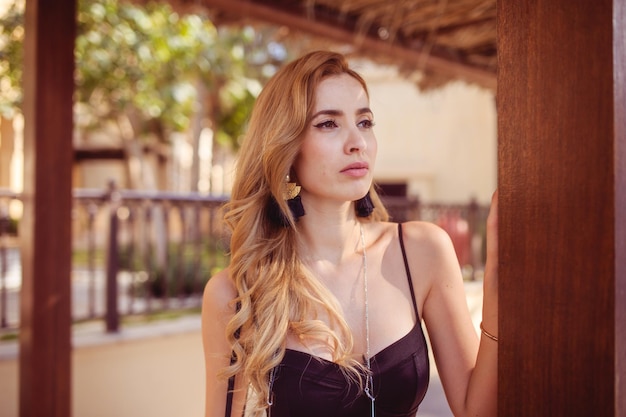 Mujer hermosa de pie al aire libre