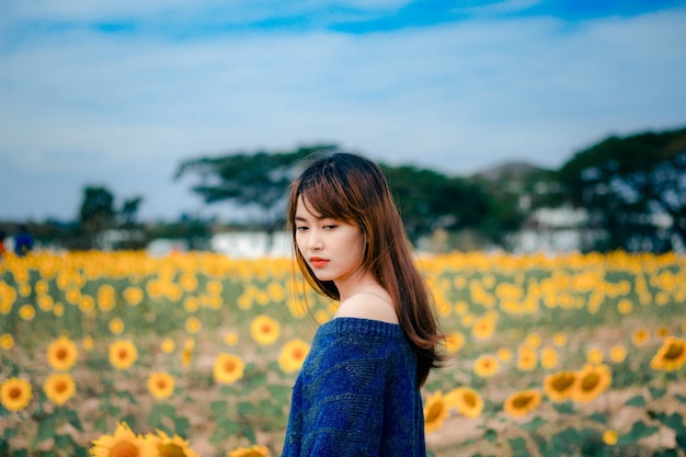 Mujer hermosa de pie en el campo