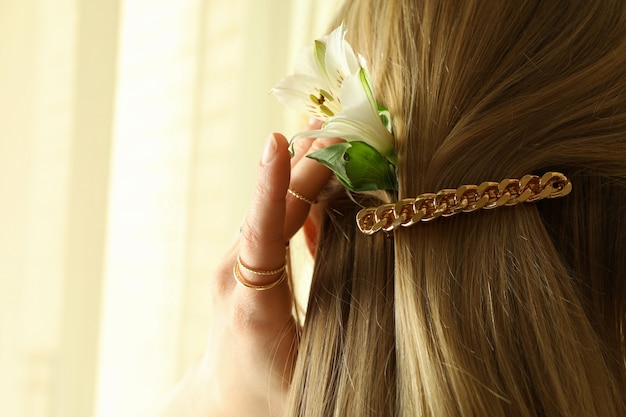 Mujer con hermosa pinza para el cabello y joyerías, cerrar