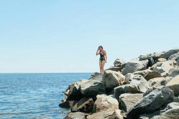 mujer hermosa, en la playa, mujer joven, ambulante, en la playa