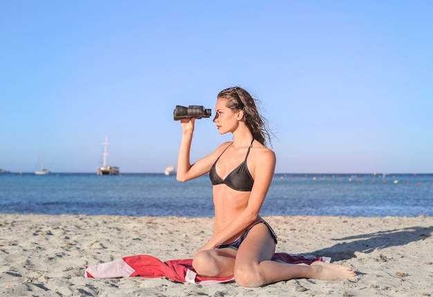 Mujer hermosa en la playa