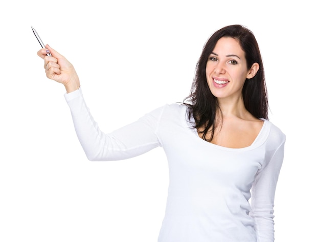 Foto mujer hermosa con la pluma apuntando hacia arriba