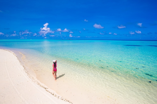 Mujer hermosa que se relaja en la playa tropical de la arena blanca