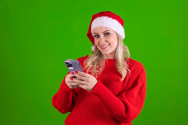 Una mujer hermosa que usa su teléfono móvil felizmente