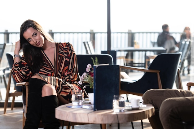 mujer hermosa en un restaurante