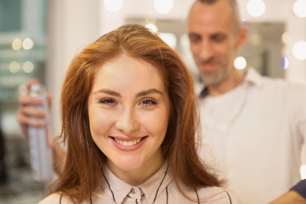 Mujer hermosa en el salón de belleza del cabello