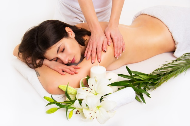 Mujer hermosa en el salón de spa.