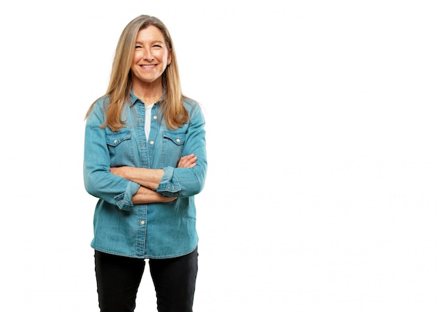 Foto mujer hermosa senior con una mirada orgullosa, satisfecha y feliz en la cara, sonriendo con los brazos cruzados