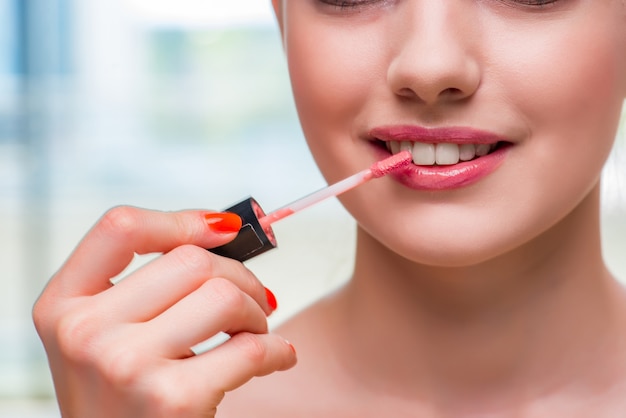 Mujer hermosa durante la sesión de cosméticos de maquillaje