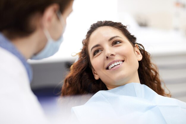 Mujer hermosa en la silla del dentista