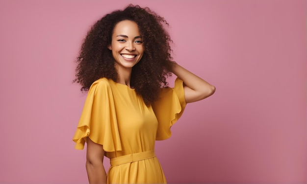 Foto mujer hermosa sonriente en un fondo de color sólido