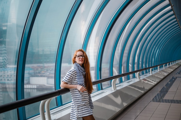 Mujer hermosa sonriente que presenta