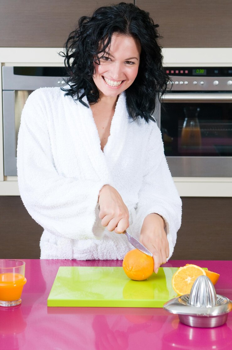 Foto una mujer hermosa tomando el desayuno en su cocina.