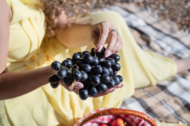 Foto mujer hermosa en vestido amarillo en un picnic