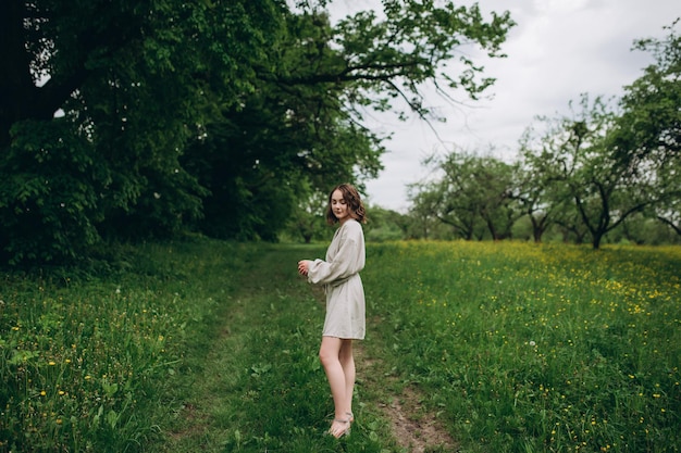 mujer hermosa, en, un, vestido blanco, niña, posar, en, el, jardín botánico