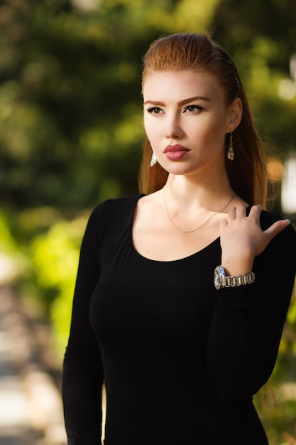 Mujer hermosa en un vestido negro