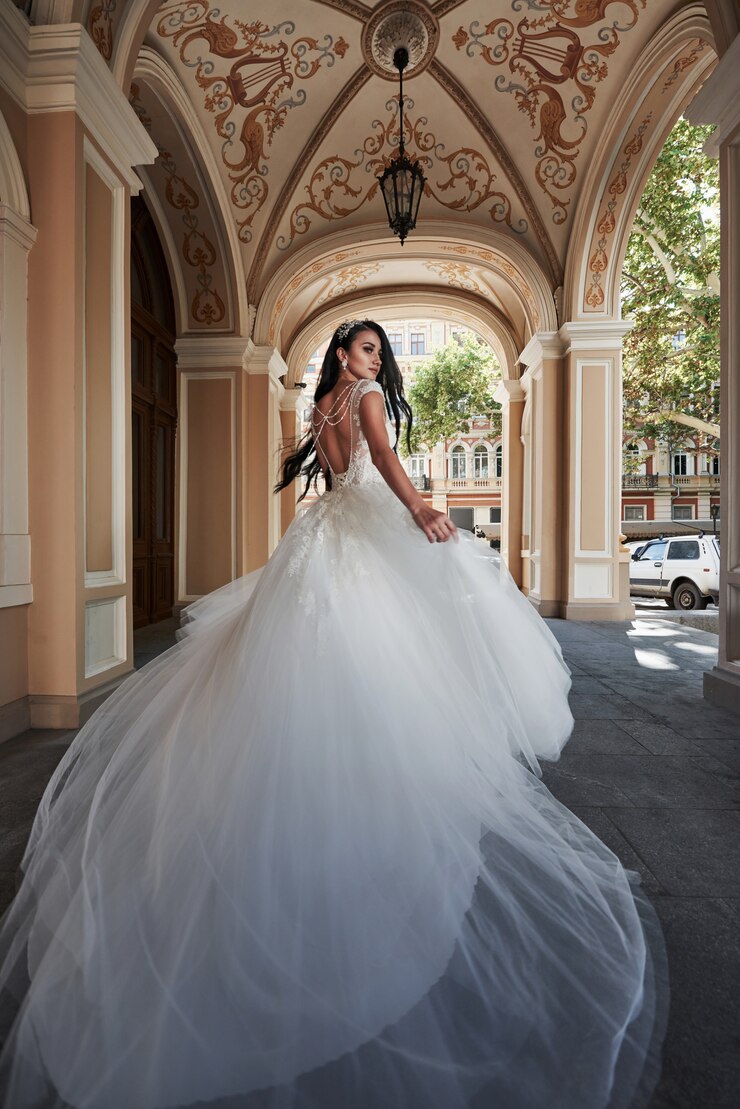 Foto mujer hermosa en un vestido de novia en un castillo encantador.