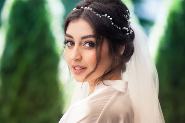 Mujer hermosa en un vestido de novia