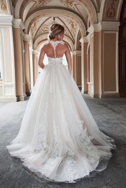 Mujer hermosa en un vestido de novia