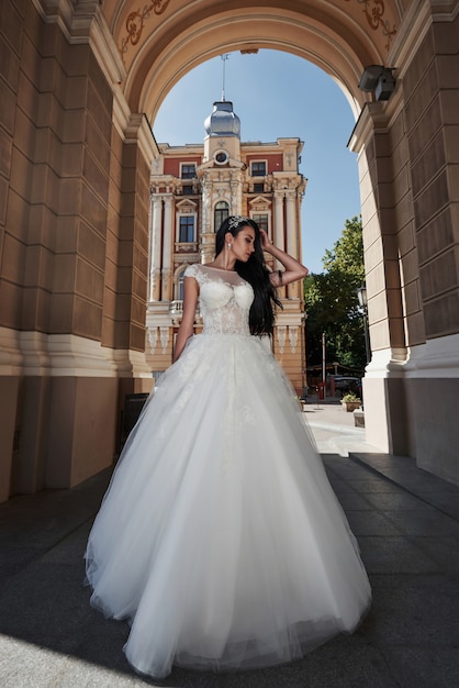 Mujer hermosa en un vestido de novia