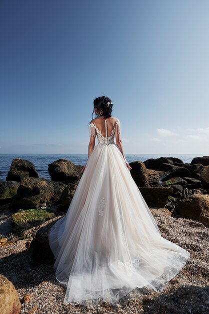 Mujer hermosa en un vestido de novia