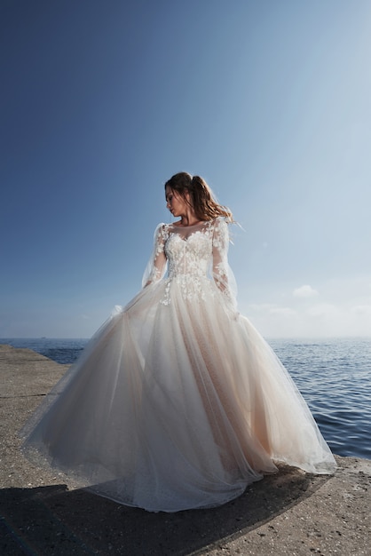 Mujer hermosa en un vestido de novia