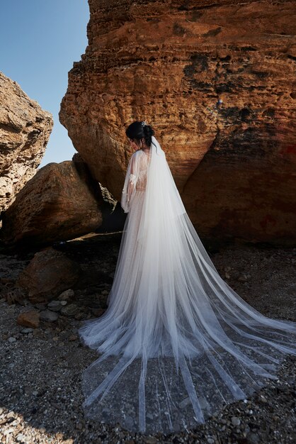 Mujer hermosa en un vestido de novia