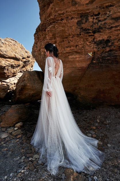 Mujer hermosa en un vestido de novia