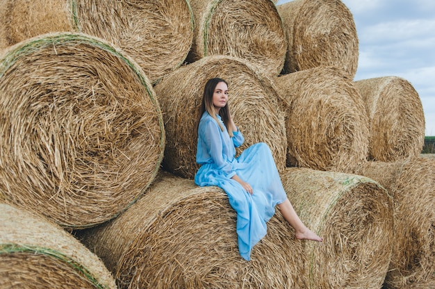 Mujer hermosa en un vestido de pajar.