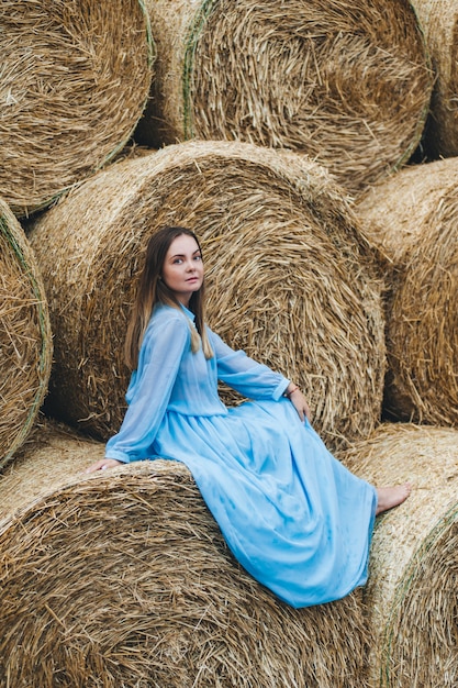 Mujer hermosa en un vestido de pajar.