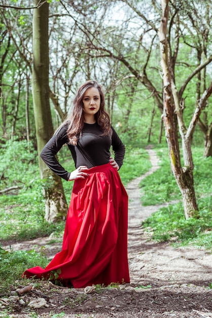 Mujer hermosa en un vestido rojo