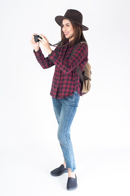 Mujer hermosa del viajero en el fondo blanco