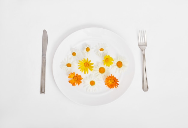 Mujer y hermosas flores de primavera en plato, manos y cuidado de la piel, cosmética natural