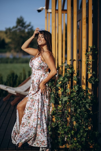 Mujer en hermoso vestido de verano en el parque