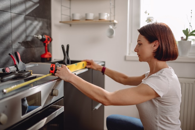 Mujer con herramienta de nivelación