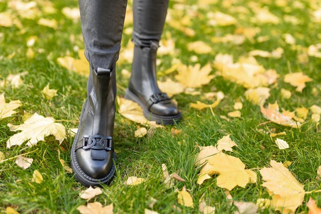 Una mujer se para en la hierba con botas negras con la palabra bulgas.