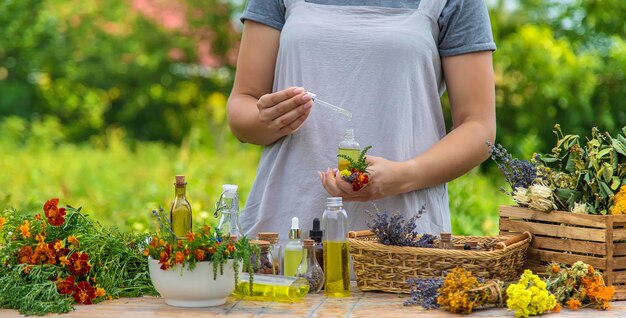 Mujer con hierbas medicinales y tinturas Enfoque selectivo