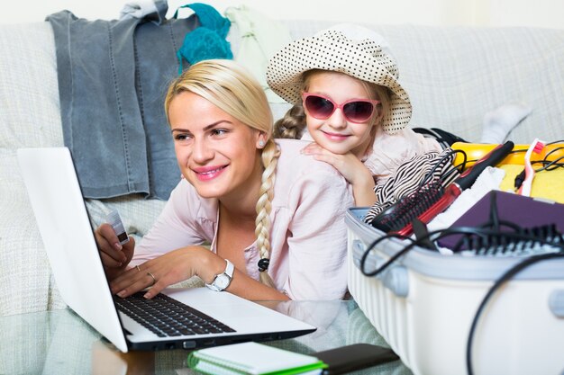 Mujer con hija planeando vacaciones