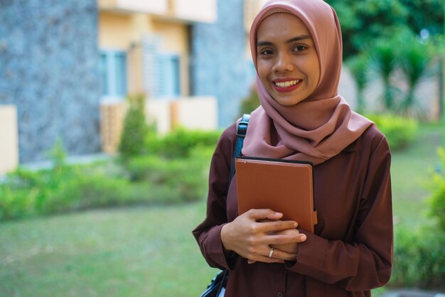 Foto una mujer con un hijab con una bufanda roja en la cabeza