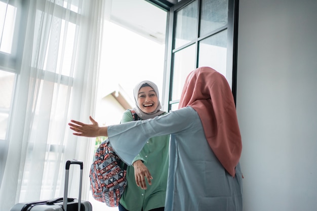 Mujer hijab musulmana feliz conoce a su hermana