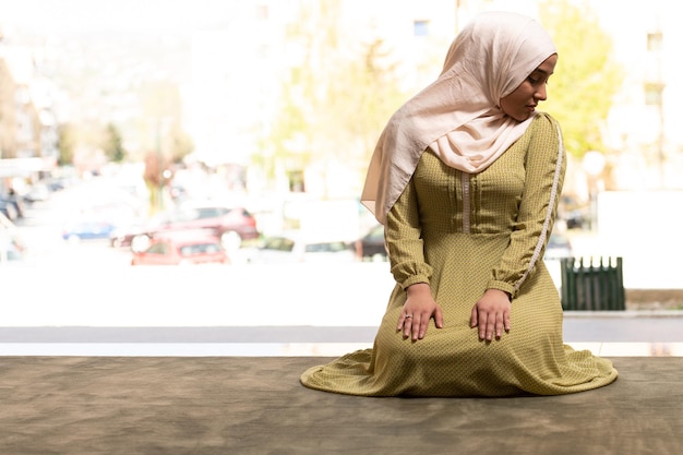 mujer, en, hijab, sentado, en, mezquita, y, rezando