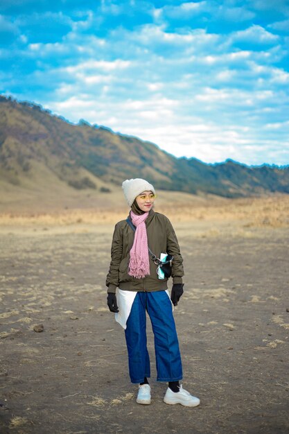 Mujer hijab de vacaciones en Bromo, Java Oriental